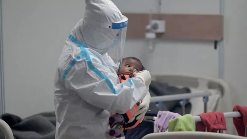 A OMS afirma que a ômicron está colocando hospitais em todo o mundo sob pressão (Foto: AFP)