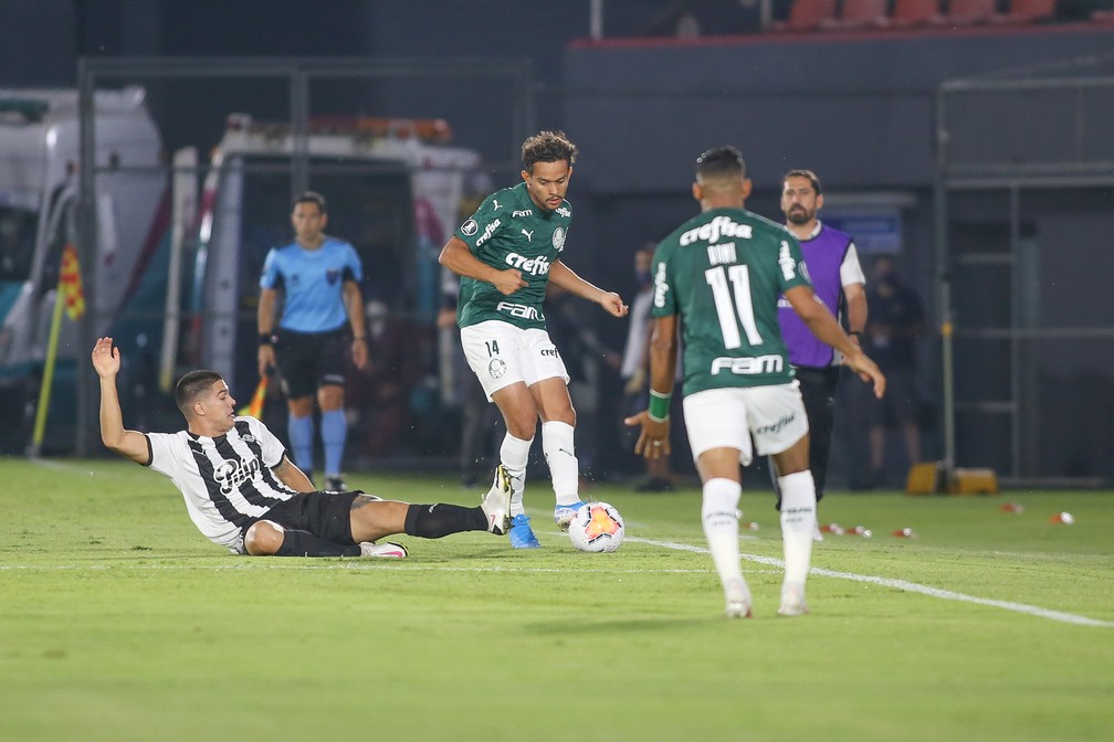 Conmebol divulga áudios do VAR em lances de Libertad x Palmeiras; tapa em Veiga não é citado