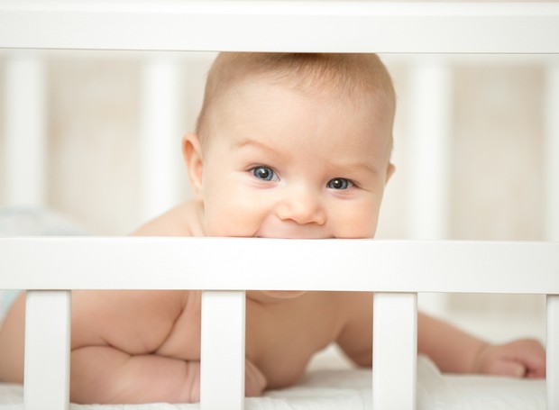 A escolha certo do colchão para o bebê pode prevenir desde pequenos desconfortos a alergias e problemas de coluna (Foto: Freepik / CreativeCommons)