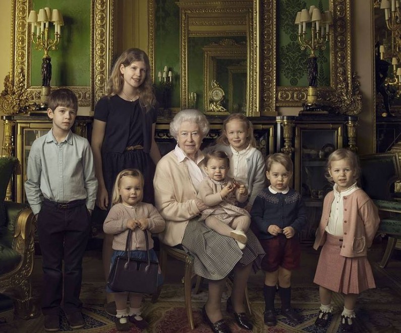 A rainha com alguns de seus netos e bisnetos (Foto: Reprodução Instagram)