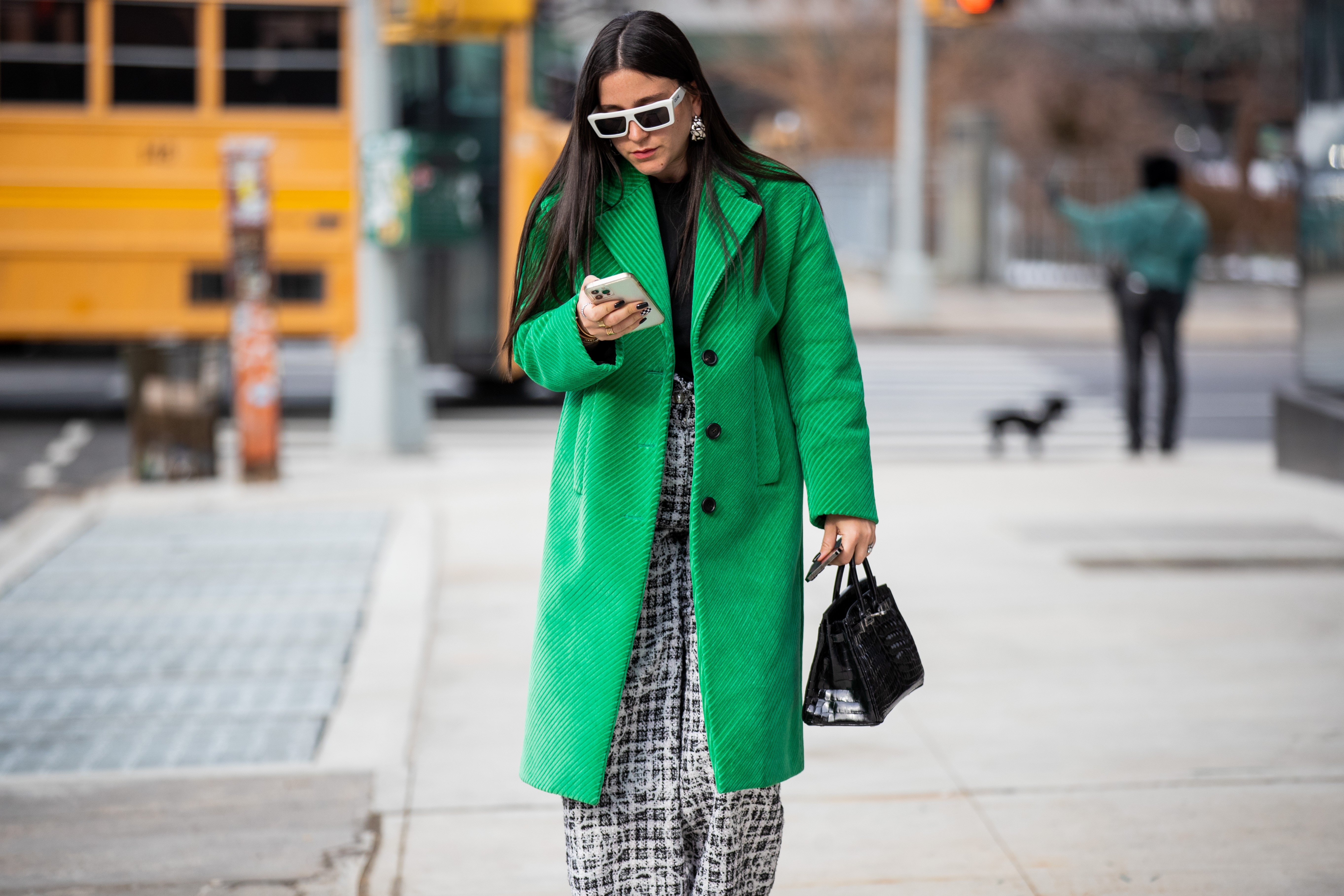 NEW YORK, NEW YORK - FEBRUARY 16: A guest is seen wearing checkered black white wide leg pants, green coat, Hermes bag outside Prabal Gurung during New York Fashion Week on February 16, 2022 in New York City. (Photo by Christian Vierig/Getty Images) (Foto: Getty Images)