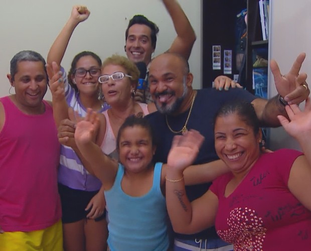 Família de Stephanie e Flávia ganha prêmios  (Foto: TV Globo)