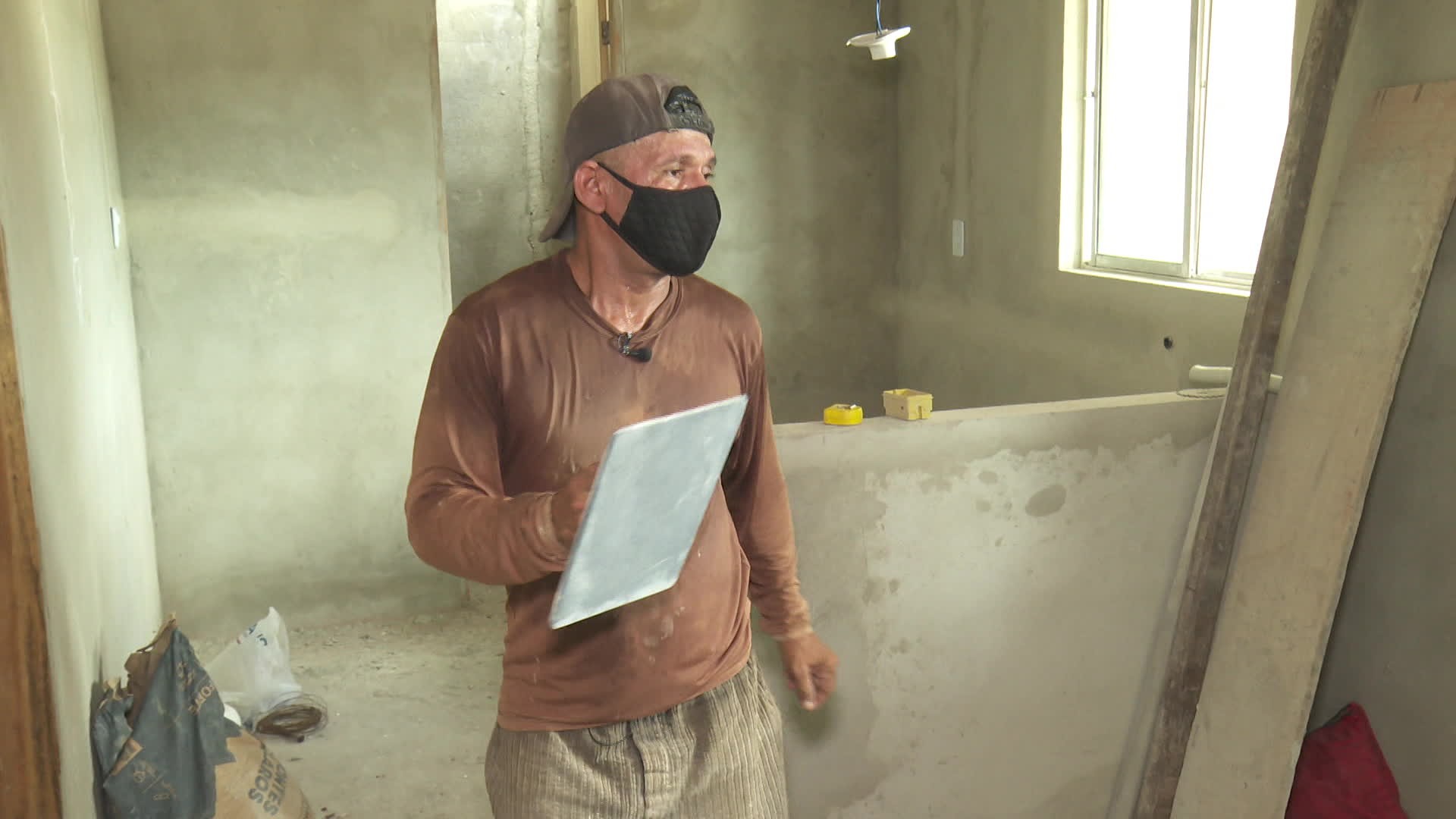 'Pedreiro brincalhão', recifense faz sucesso na internet com vídeos engraçados: 'sempre tinha esse sonho', diz