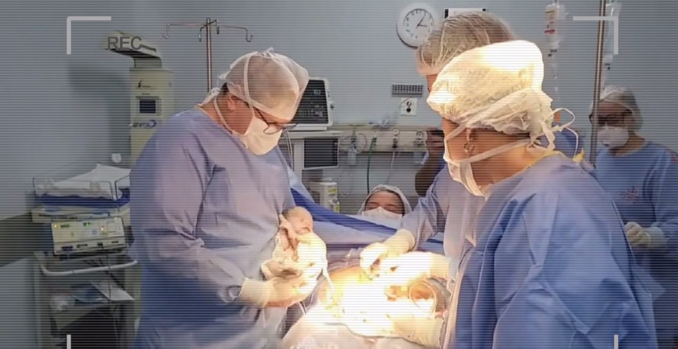 Equipe médica fez transmissão pela internet para família acompanhar nascimento de bebê no Paraná — Foto: Reprodução/RPC