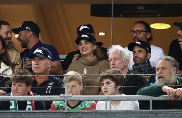 SYDNEY, AUSTRALIA - MARCH 26:  Actress Natalie Portman with her husband Benjamin Millepied watch the round three NRL match between the South Sydney Rabbitohs and the Sydney Roosters at Stadium Australia on March 26, 2021, in Sydney, Australia. (Photo by C (Foto: Getty Images)