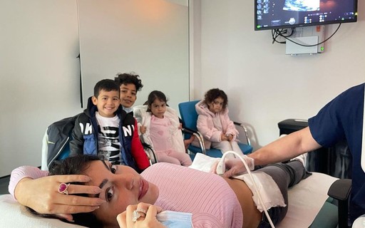 Grávida de gêmeos, namorada de Cristiano Ronaldo mostra ultrassom com a filha e os enteados