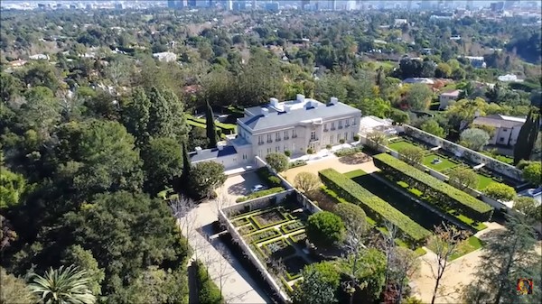 A mansão da série A Família Buscapé comprada por 600 milhões de reais por Lachlan Murdoch, filho do magnata Rupert Murdoch  (Foto: Reprodução)