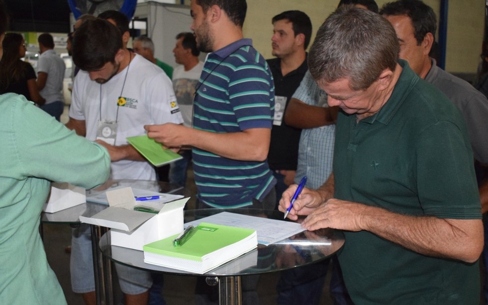 Cafeicultores negociam produtos em evento da Coopama — Foto: Divulgação/Coopama