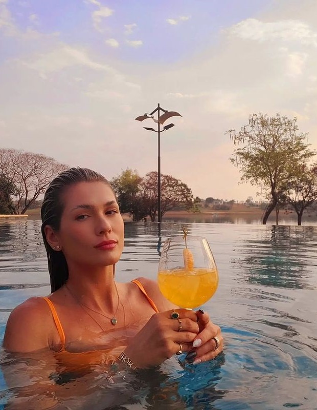 Lívia Andrade toma drink em piscina (Foto: Reprodução/Instagram)