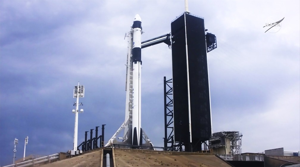 Nave da SpaceX aguarda lançamento do Cabo Canaveral, na Flórida, nos EUA, em maio de 2020 — Foto: NASA via AP