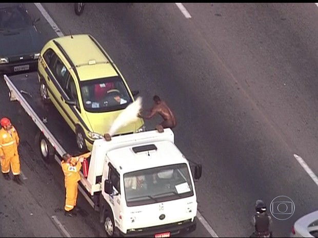 Homem pelado atrapalha o trânsito na Linha Amarela (Foto: Reprodução/TV Globo)