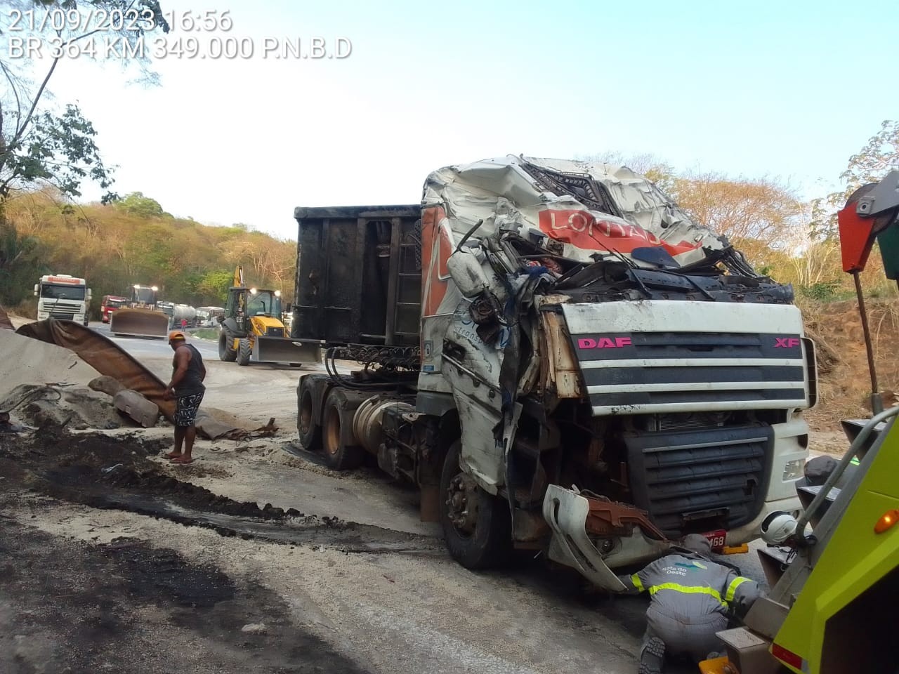 Dois morrem e um terceiro fica ferido após acidente com carreta carregada de adubo em rodovia de MT
