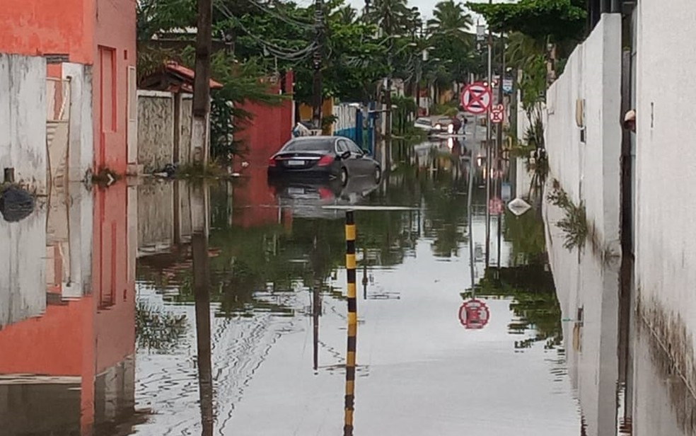 Chuva intensa deixa ruas de Lauro de Freitas alagadas na manhã desta terça-feira (10).  — Foto: Cid Vaz / TV Bahia