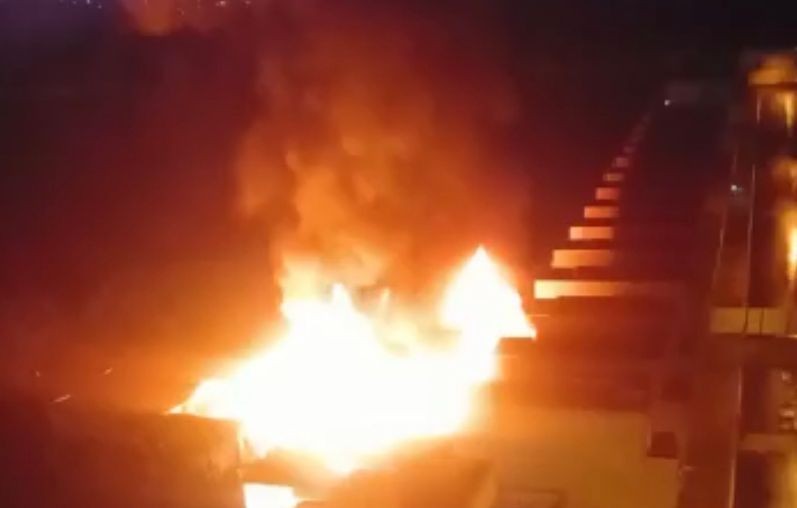 VÍDEO: canteiro de obra pega fogo em Uberlândia; suspeita é que raio tenha causado incêndio