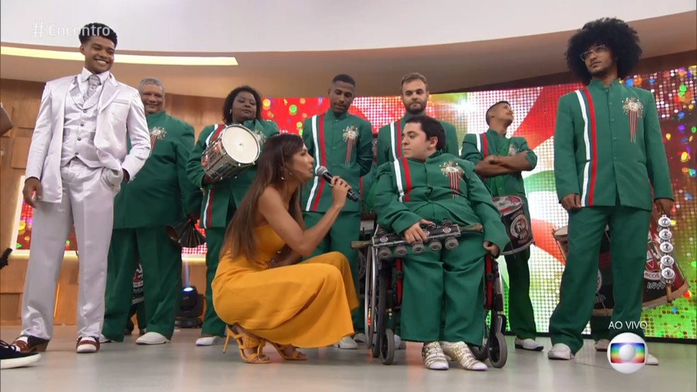 Felipe nÃ£o deixou que a cadeira de rodas atrapalhasse seu sonho de desfilar na SapucaÃ­ â Foto: TV Globo