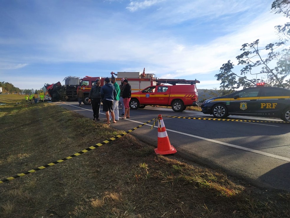 Corpo de Bombeiros e Polícia Rodoviária Federal (PRF) estiveram no local do acidente, em Sete Lagoas — Foto: Via 040/ Divulgação