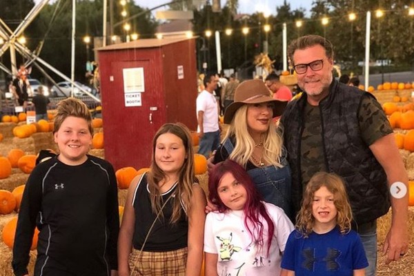 Tori Spelling, Dean McDermott, e seus cinco filhos - Liam, Stella, Hattie, Finn e Beau  (Foto: Instagram)
