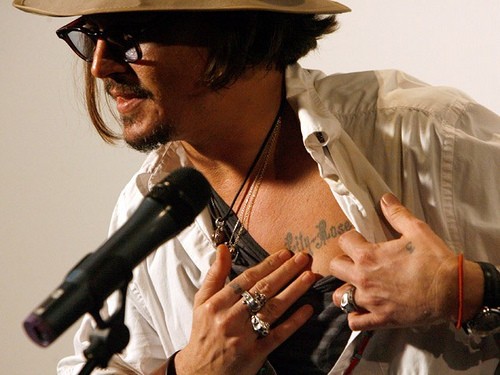 Johhny Depp e sua tatuagem (Foto: Reprodução/Pinterest)