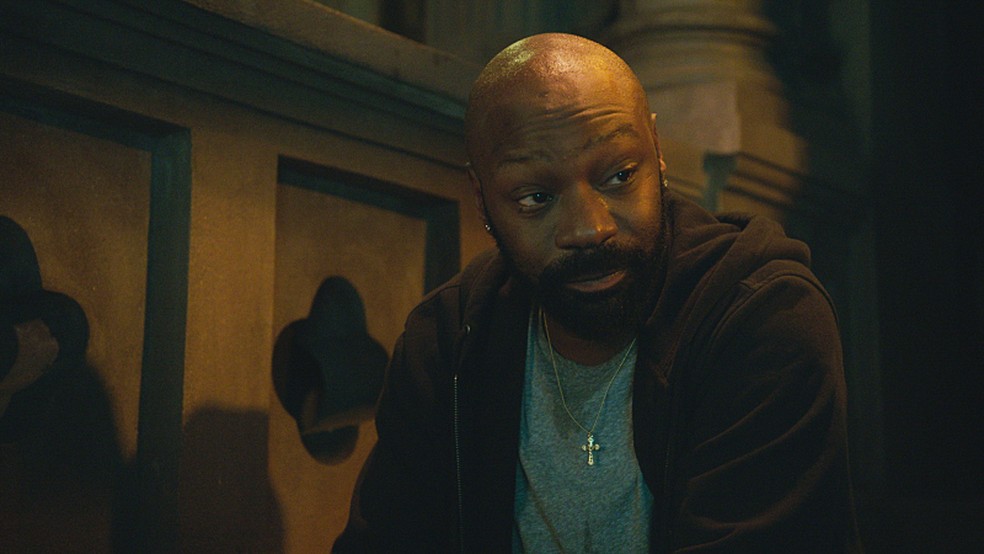 Nelsan Ellis na série 'The Elementary' (Foto: Divulgação)