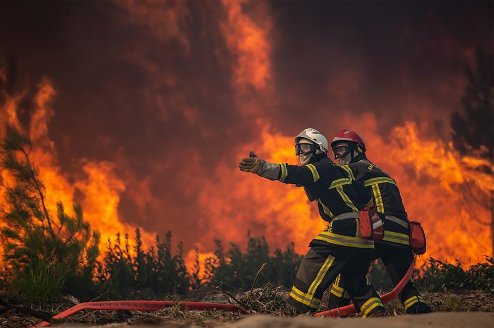 Incêndio destruíram florestas do sul na França, na pior onda de calor que o país já enfrentou.  — Foto: SDIS 33 via AP