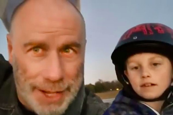 O ator John Travolta com o filho de 8 anos no vídeo no qual agradece o apoio dos fãs após assumir a careca (Foto: Instagram)