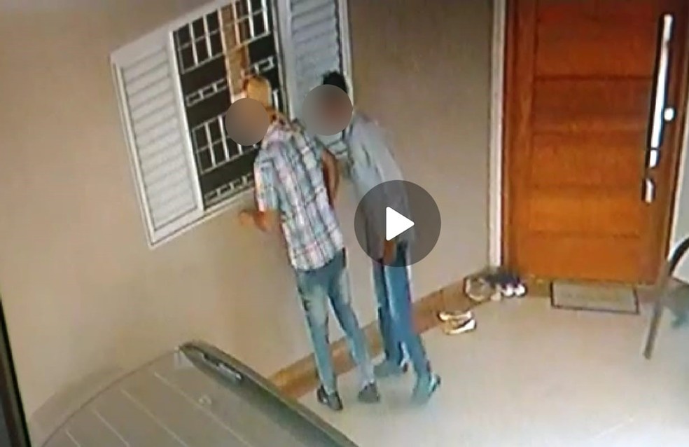 Equipe recebeu imagens relacionadas ao crime e reconheceu os suspeitos — Foto: Polícia Militar