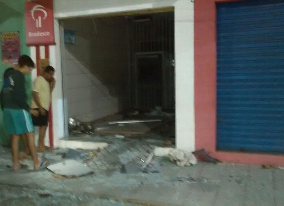 Bandidos explodem agência do Bradesco em São Pedro (Foto: Divulgação/PM)