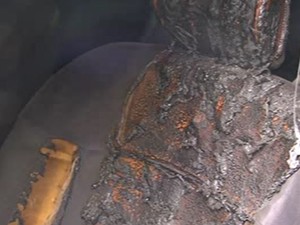 Parte do banco do carro estava queimado (Foto: Reprodução / TV Tribuna)