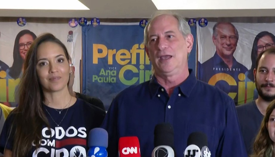 Ciro Gomes (PDT), ao lado de sua mulher e filhos, comenta resultado das eleições