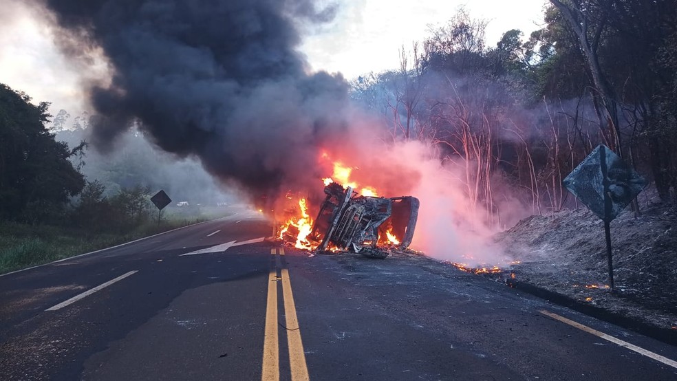 Caminhão pegou fogo após batida com outro veículo, em Nova Laranjeiras, na BR-277 — Foto: Divulgação/PRF