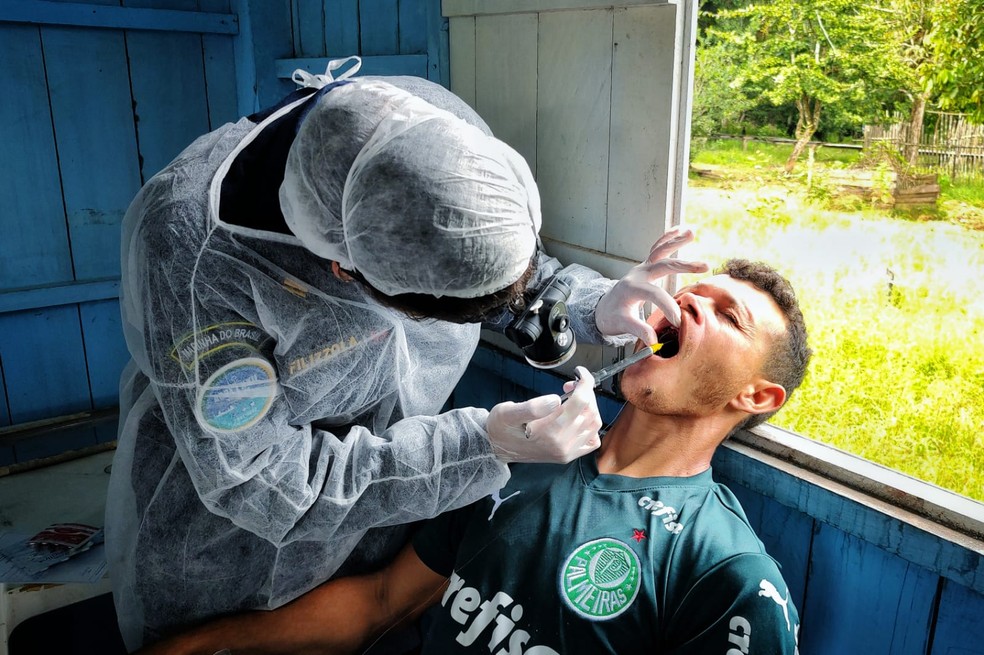 Fotos dos atendimentos da Marinha no navio-hospital também são feitas com celular — Foto: Arquivo/Renato Rocha Miranda