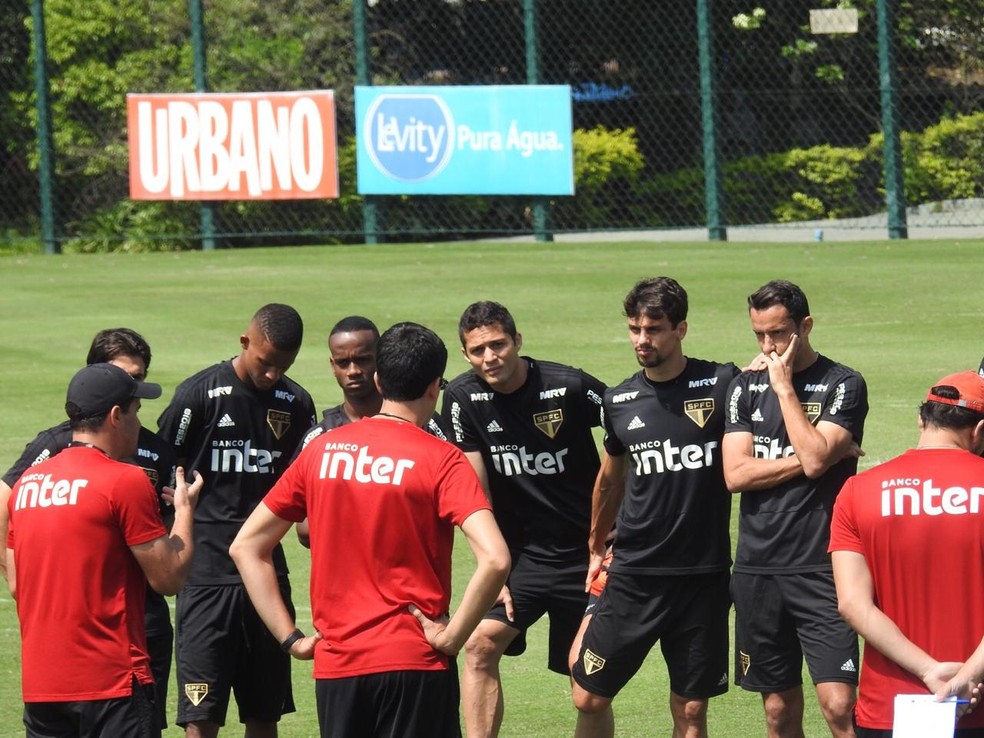 Jardine conversa com jogadores do São Paulo no CT — Foto: Marcelo Hazan