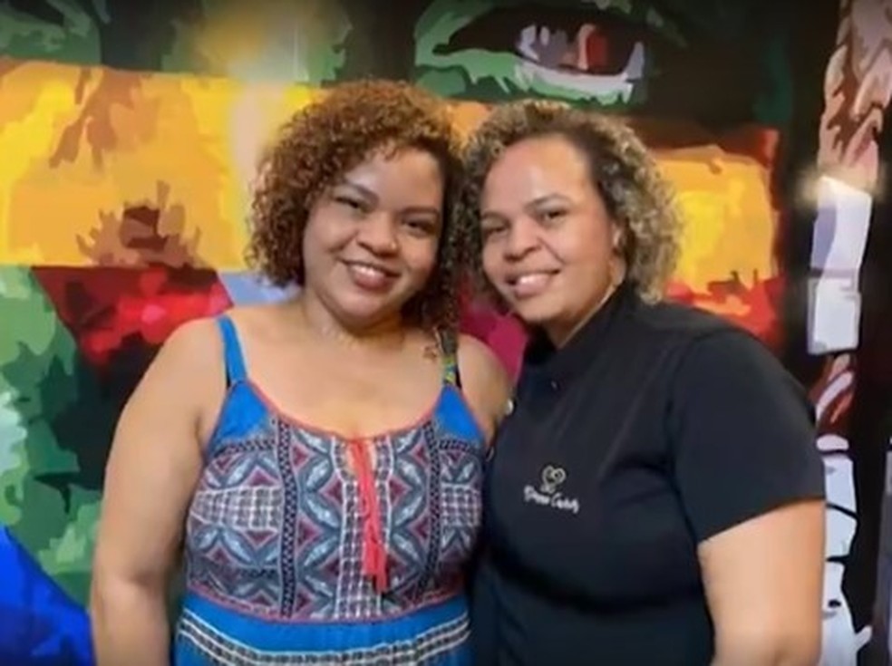 Norma (à esquerda) e Andrelina (à direita) comemoram o reencontro — Foto: Reprodução/Rede Amazônica Acre