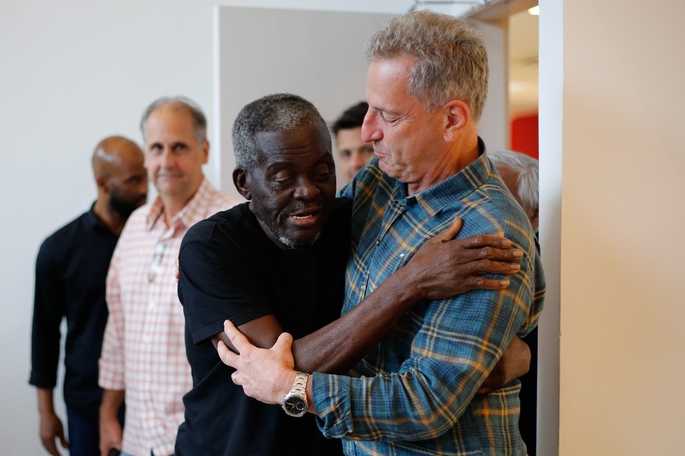 Denir recebe abra&ccedil;o do presidente Rodolfo Landim &mdash; Foto: Gilvan de Souza / CRF