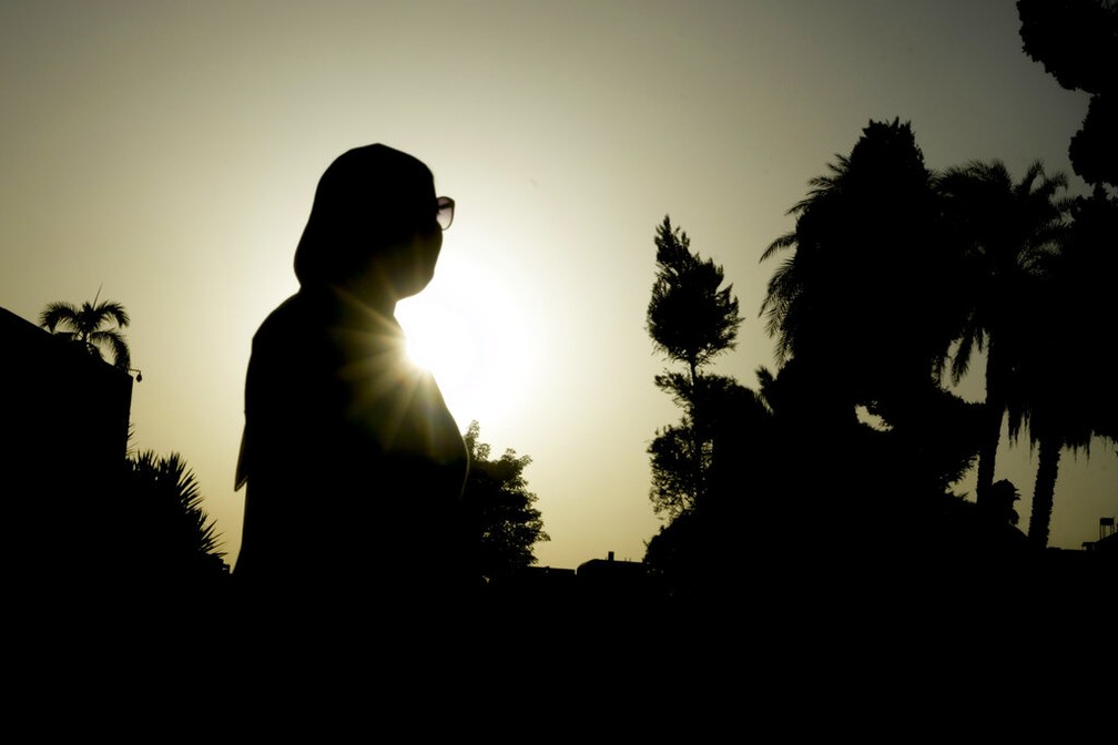 Uma egípcia de 34 anos, que pediu para ser identificada como N.S., visita um jardim no Cairo, Egito, em 29 de setembro de 2022. — Foto: AP Photo/Amr Nabil