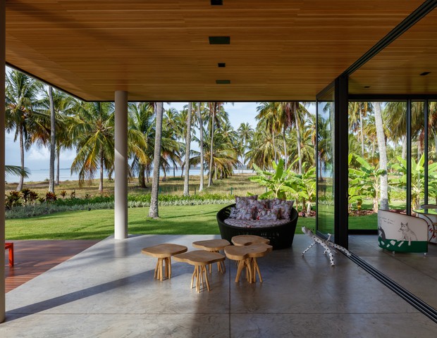 No litoral de Alagoas, casa de praia possui telhado verde e muita arte popular (Foto: Rogério Magalhães)