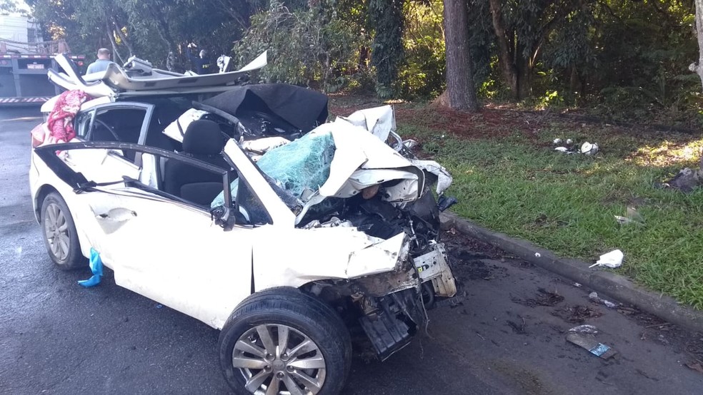 Veículo ficou destruído após ser atingido por carreta na BR-101, na Serra — Foto: Fernando Estevão