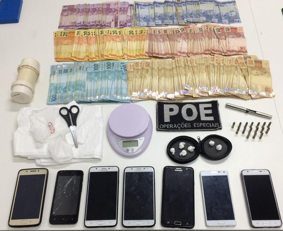 Além da caneta, a polícia apreendeu drogas, uma balança de precisão e R$ 12 mil. — Foto: Brigada Militar/Divulgação