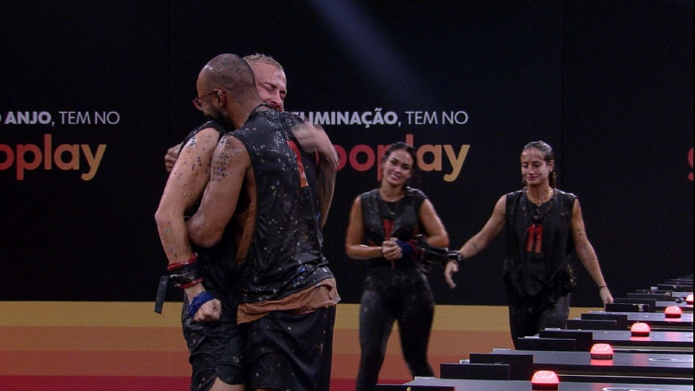 Fred e Ricardo vibram após Prova da Imunidade do BBB 23 — Foto: Globo