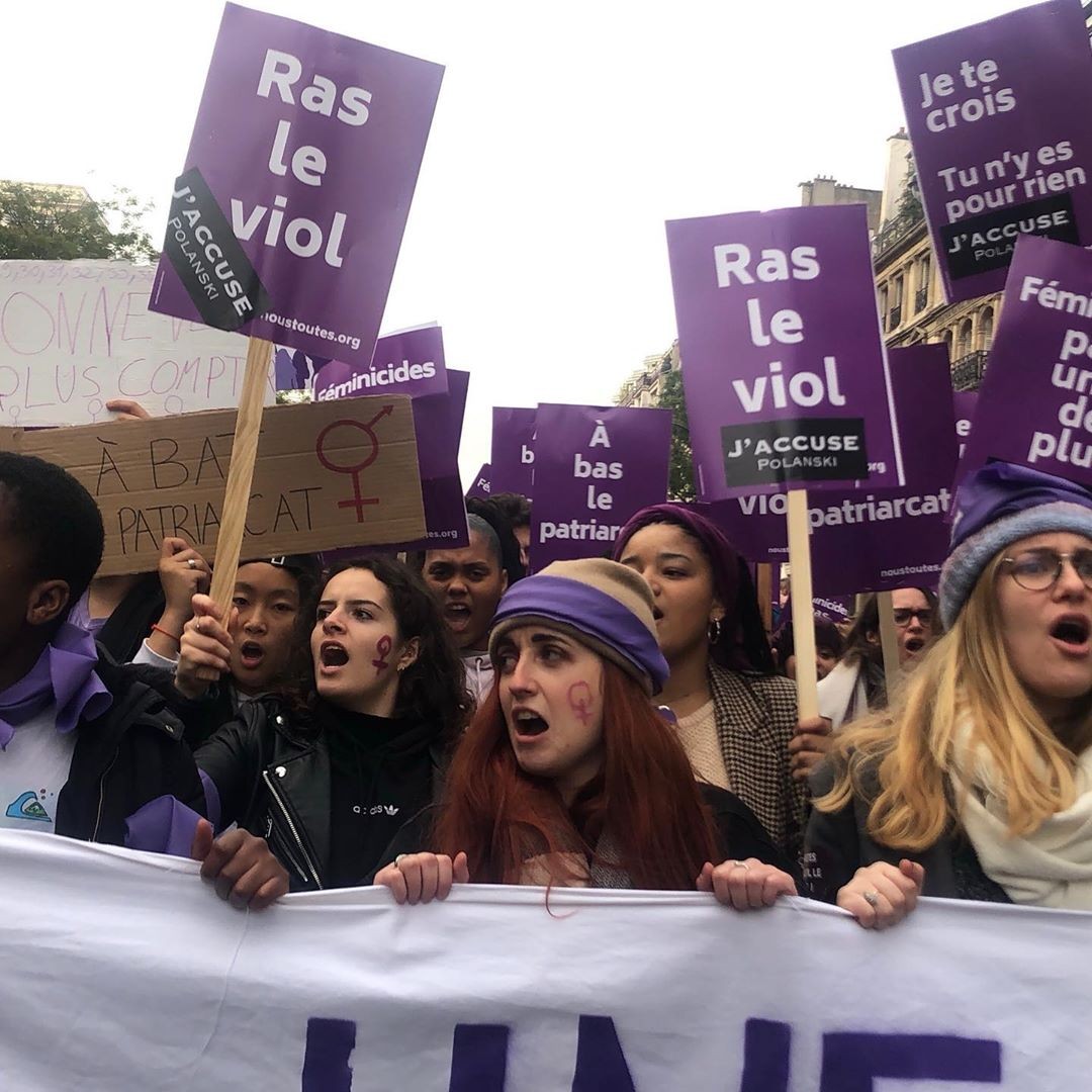 Milhares de mulheres tomam as ruas de Paris para protestar contra a violência e o feminicídio (Foto: Reprodução/Instagram)