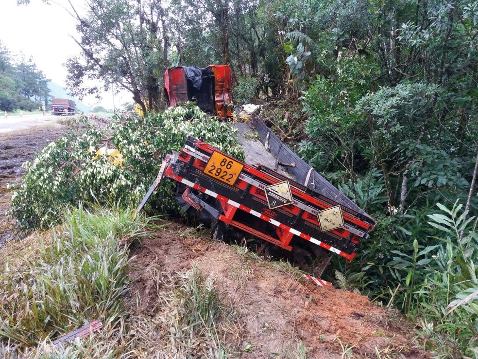 Acidente tambÃ©m envolveu um terceiro caminhÃ£o que estava carregado com 13 mil litros de lÃ­quido corrosivo (Foto: PRF/DivulgaÃ§Ã£o)