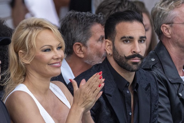 A atriz e modelo Pamela Anderson ao lado do ex-namorado, o jogador de futebol francês Adil Rami  (Foto: Getty Images)