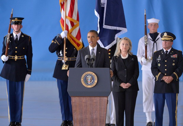 Ao lado de Hillary Clinton, Obama fala durante cerimônia que marcou chegada dos corpos de quatro americanos mortos em protestos anti-EUA na Líbia (Foto: /Jewel Samad / AFP)