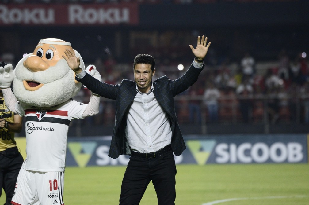 Hernanes é homenageado antes de São Paulo x Santos — Foto: Marcos Ribolli