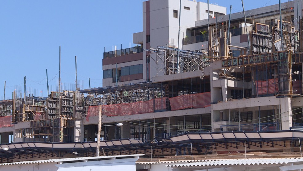 Estrutura de obra se solta e atinge dois funcionários, no DF — Foto: TV Globo/Reprodução