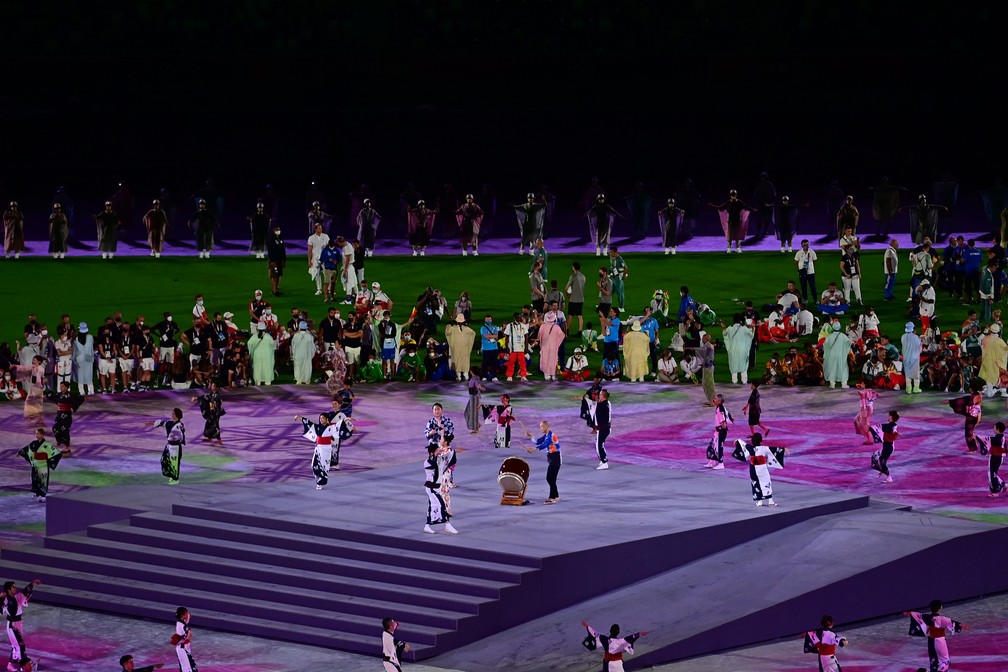 Músicos e dançarinos se apresentam durante a cerimônia de encerramento dos Jogos Olímpicos de Tóquio, no Estádio Olímpico — Foto: Pedro PARDO / AFP