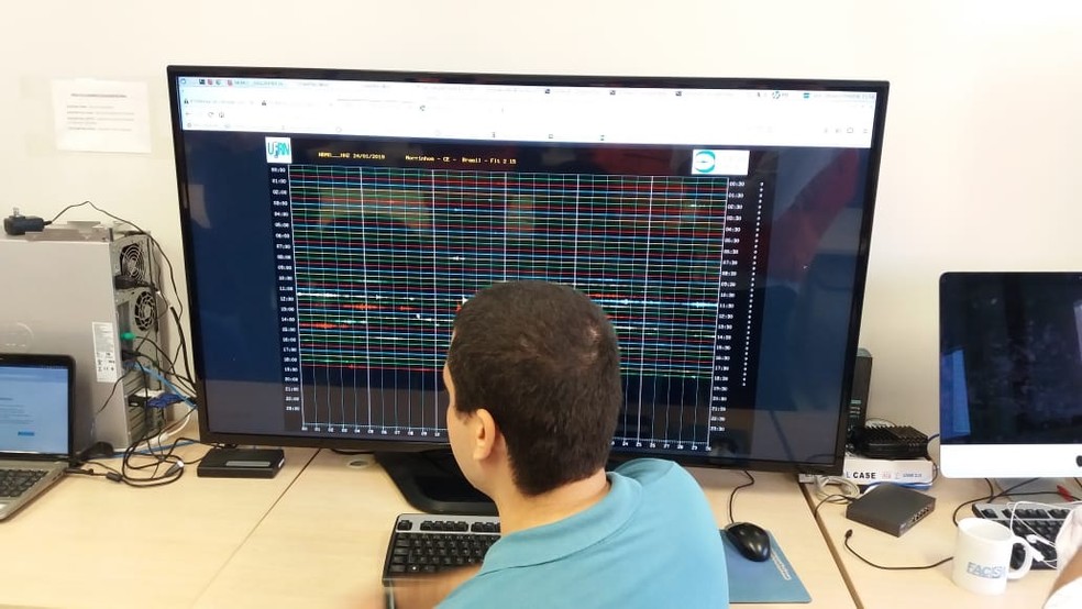 Tela para monitoramento de registros sismográficos. As estações em campo enviam os dados em tempo real para a Rede Sismográfica do Brasil e para a UFRN — Foto: Defesa Civil do RN