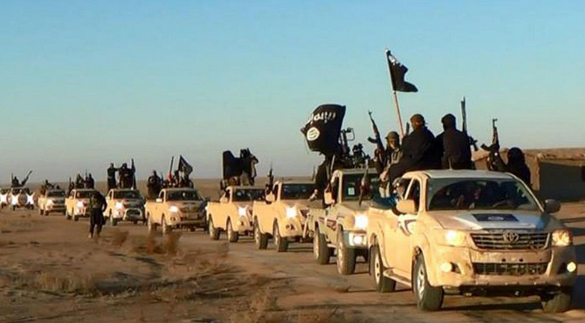 Terroristas do Estado Islâmico costumam desfilar ostentando carrões e armas de grosso calibre (Foto: Reprodução)