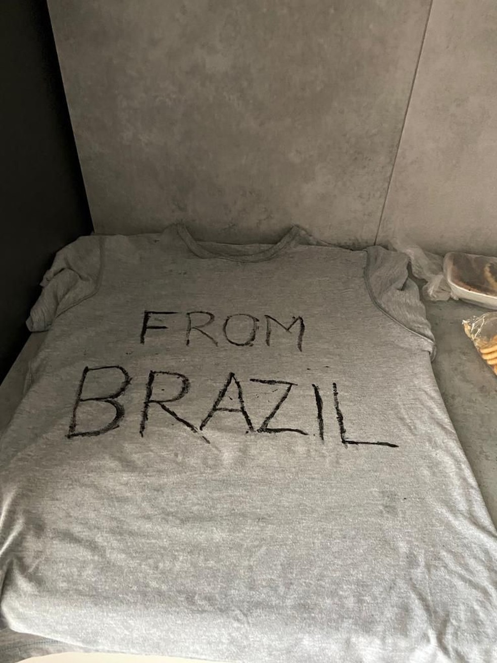 Alagoano Joanderson utiliza camisa identificando nacionalidade — Foto: Joanderson/Arquivo Pessoal