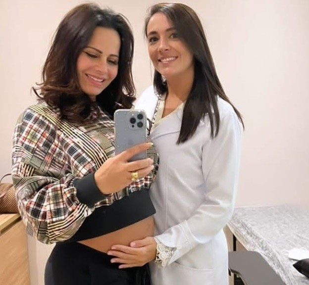 Viviane Araújo e a fisioterapeuta Roberta Paz (Foto: Reprodução/Instagram)